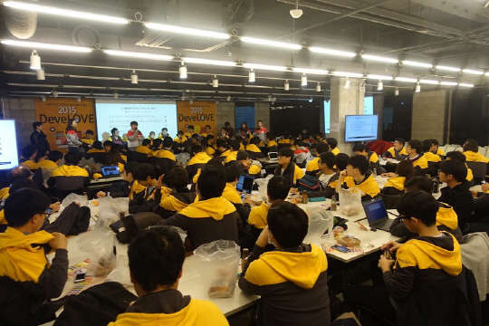 지난 1일 서울 역삼동 마루 180에서 진행된 개발자 모임 '2015 데브러브' 행사장 전경.  정보통신산업진흥원 제공